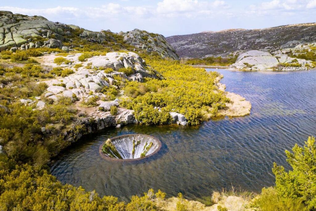 Le trou spectaculaire du lac Covão dos Conchos au Portugal